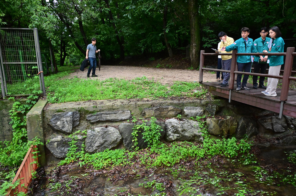 우면산 관문사 현장을 찾아 안전점검 하고 있는 최호정 의장. 사진=서울시의회