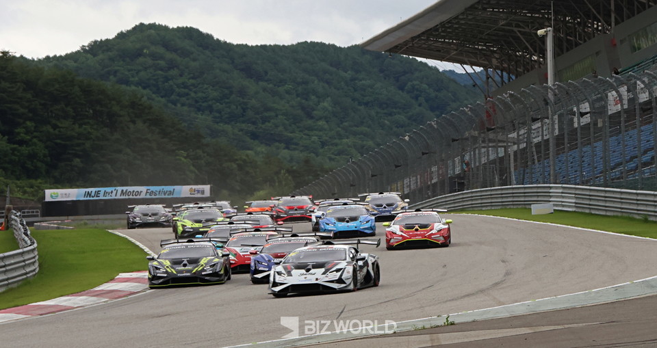 람보르기니 슈퍼 트로페오 아시아 4라운드 레이스 1 결승전 출발 모습. 인제=손진석 기자