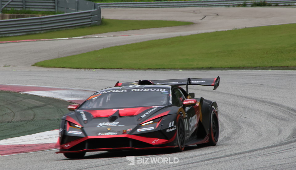 레이스 1 결승에서 프로 클래스 BC 레이싱(11번) 개빈 황과 조나단 체코토가 선두에서 역주하고 있다. 인제=손진석 기자