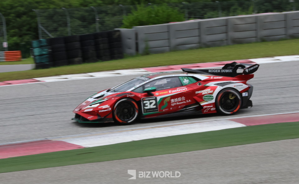 레이스 1 결승에서 SJM 테오도어 레이싱(32번) 혼초레웅과 알렉스 데닝이 두번째로 체커기를 받았다. 인제=손진석 기자