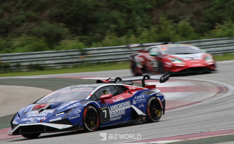 레이스 1 결승에서 세번째로 체커기를 받은 레이스 그래프(7번) 지콩리와 이정우주행모습. 인제=손진석 기자