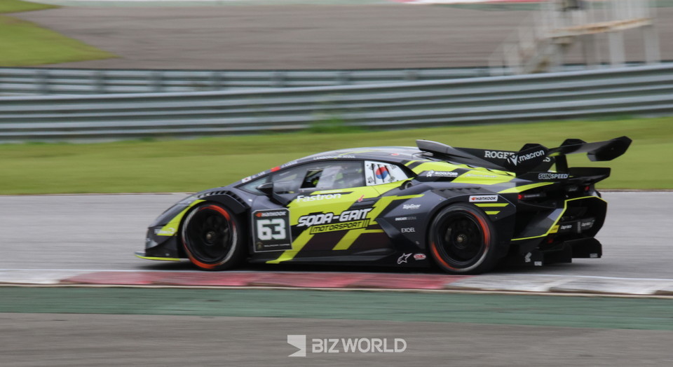 레이스 1 프로암 클래스에서 SQDA-그릿 모터스포츠(63번) 이창우와 지아통리앙이 아쉬운 3등을 차지했다. 인제=손진석 기자