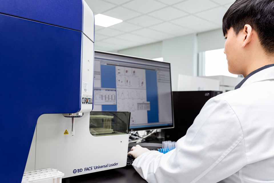 CAR-T 치료제 연구 개발 모습. 사진=큐로셀