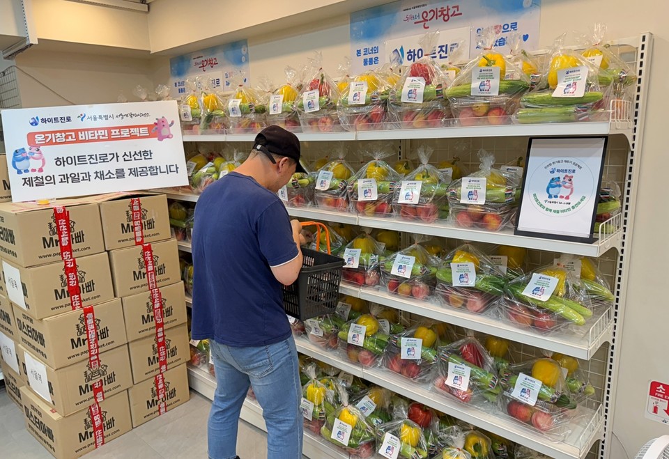 하이트진로가 지난 17일 서울역·돈의동·창신동·남대문·영등포 등 서울 5대 쪽방촌 ‘온기창고’와 쪽방상담소에 복숭아, 자두, 오이, 애호박, 파프리카 등 신선한 과일과 채소 700인분을 지원하는 정기 후원을 시작했다. 사진=하이트진로