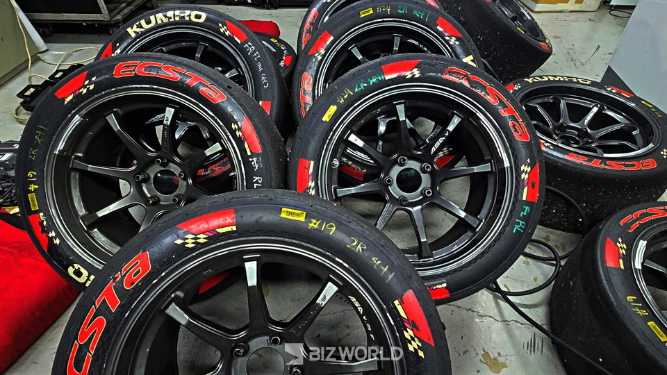슈퍼레이스 금호SLM팀 경기용 타이어. 사진=손진석 기자