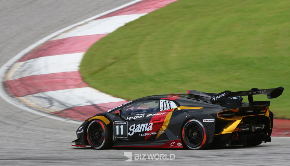 람보르기니 슈퍼 트로페오 아시아 레이스2 결승에서 BC 레이싱의 개빈 황·조나단 체코토 조(11번)이 선두자리에서 추격을 뿌리치기위해 속도를 올리고 있다. 인제=손진석 기자