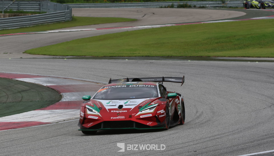 SJM 테오도어 레이싱 알렉스 데닝·혼 차이 렁 조가 선두 차량을 추격하기위해 코너를 가속하며 빠져나오고 있다. 인제=손진석 기자