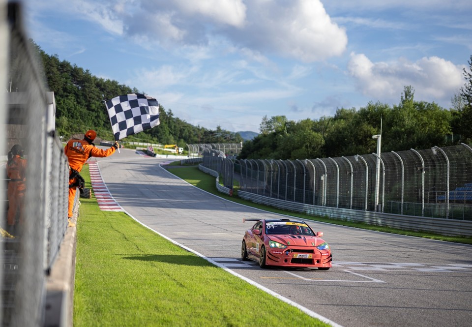 INGT1 클래스의 루트개러지 김현석·원대한 조가 가장먼저 체커기를 받고 있다. 사진=인제스피디움