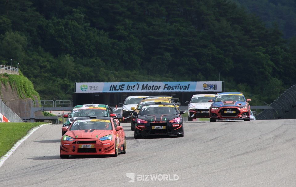 인제 국제 모터 페스티벌 인제 내구 레이스 3라운드 결승전 출발 모습. 인제=손진석 기자