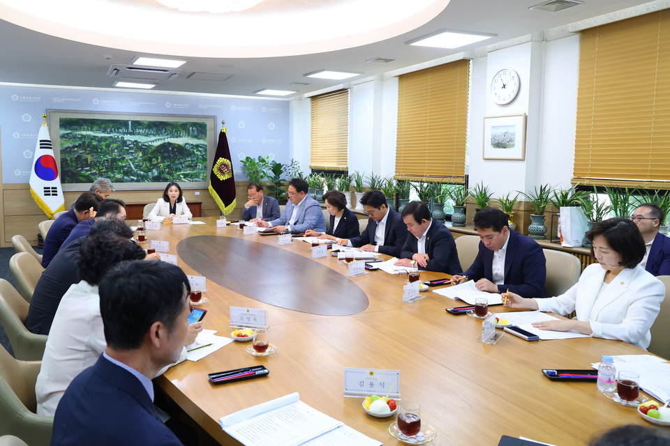 회의중인 서울시의회 의장단 및 상임위원장. 사진=서울시의회