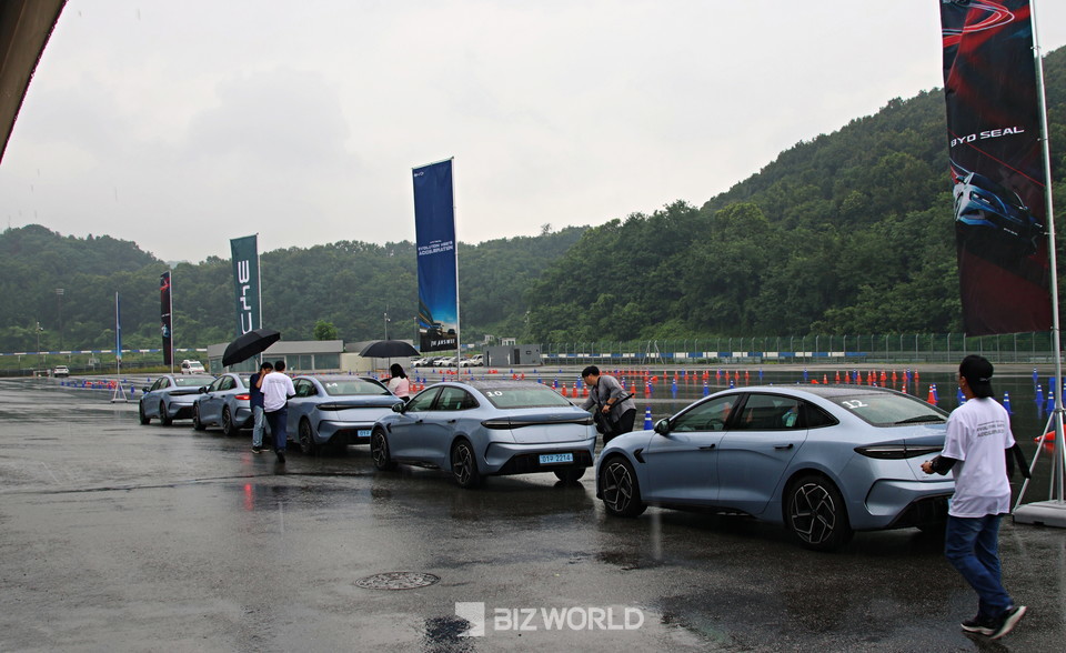 BYD SEAL의 국도주행 코스 체험을 준비를 하고 있다. 용인=손진석 기자