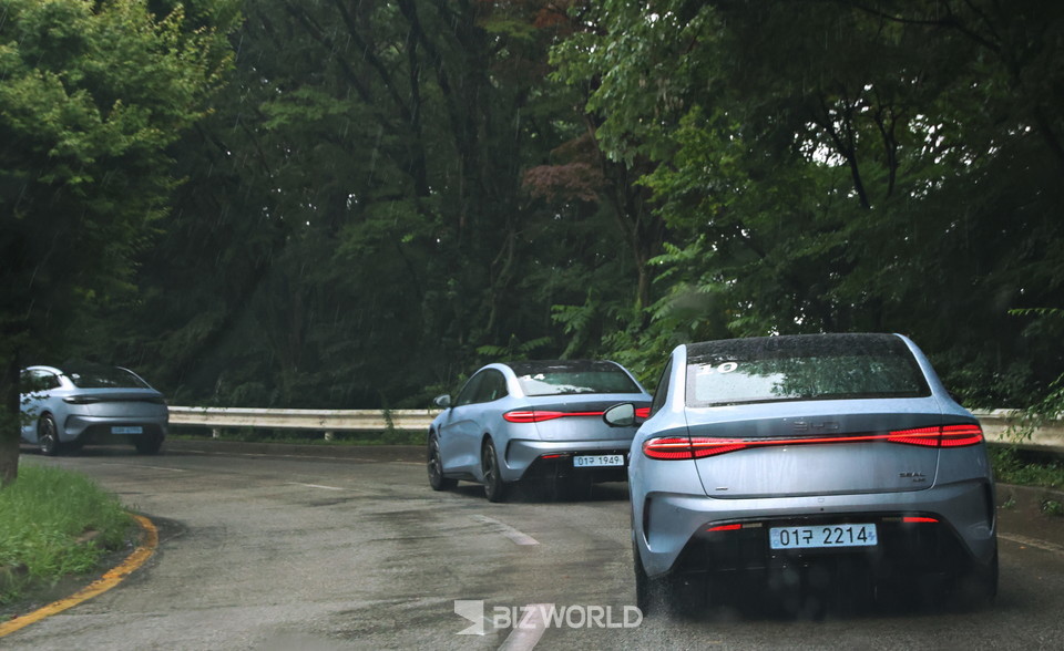 많은 비가 오는 가운데 진행하고 있는 국도주행 모습. 용인=손진석 기자