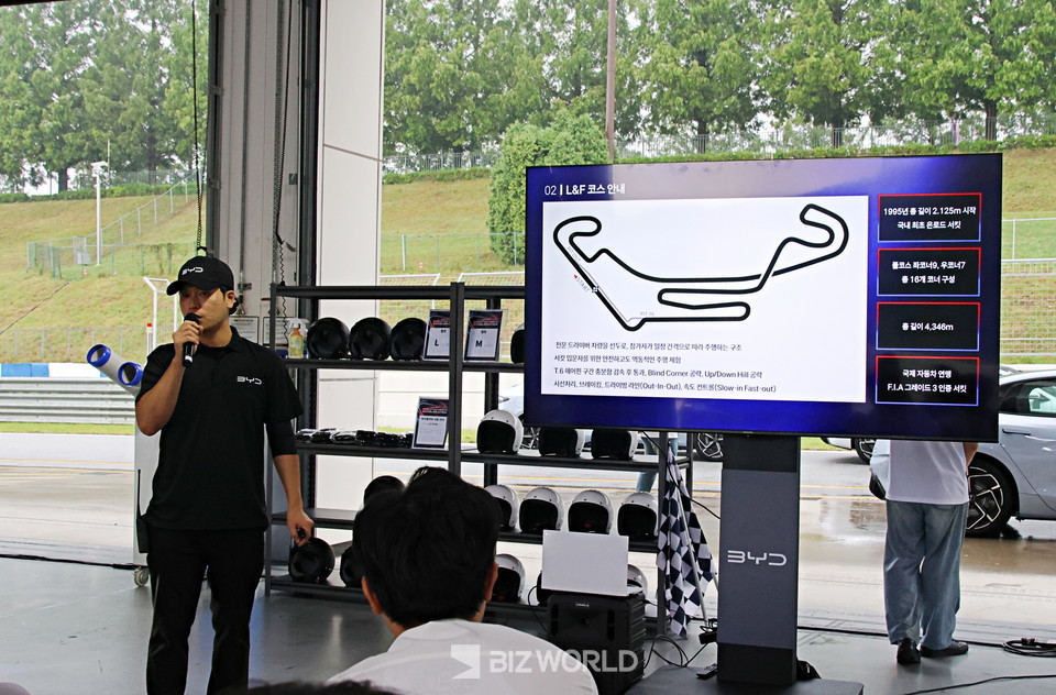 인스트럭터가 트랙주행에서 주의할 점을 설명하고 있다. 용인=손진석 기자
