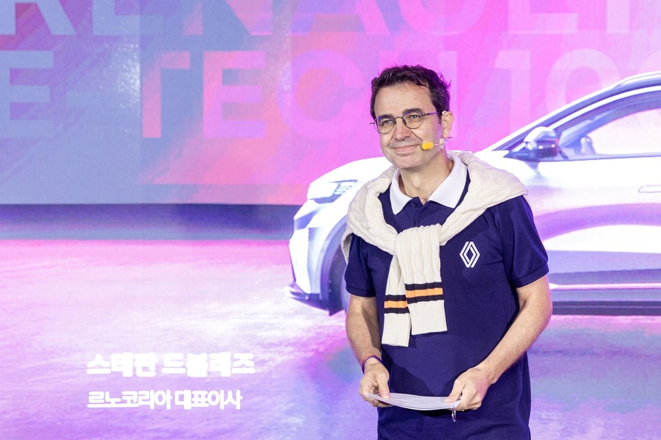 르노코리아 스테판 드블레즈 사장이 2025년 6월 세닉 E-Tech 시승행사장에서 인사말을 하고 있다. 사진=르노코리아