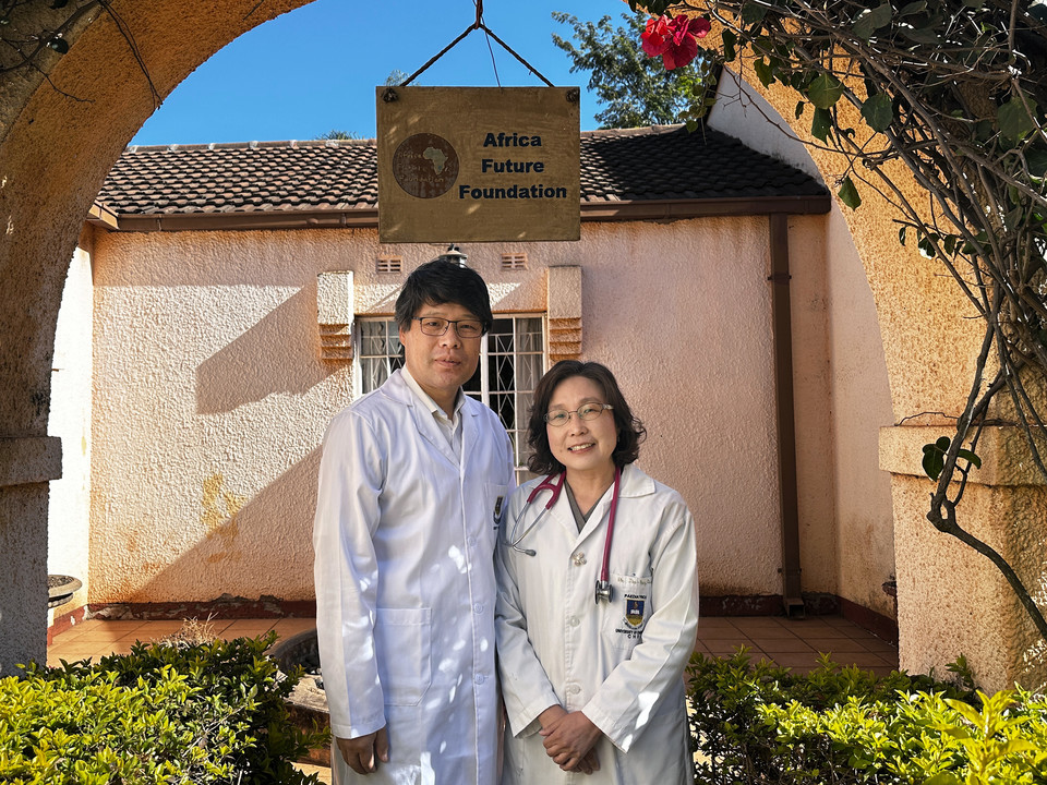 '2025 JW성천상' 수상자 강동원‧전진경 부부. 사진=JW이종호재단