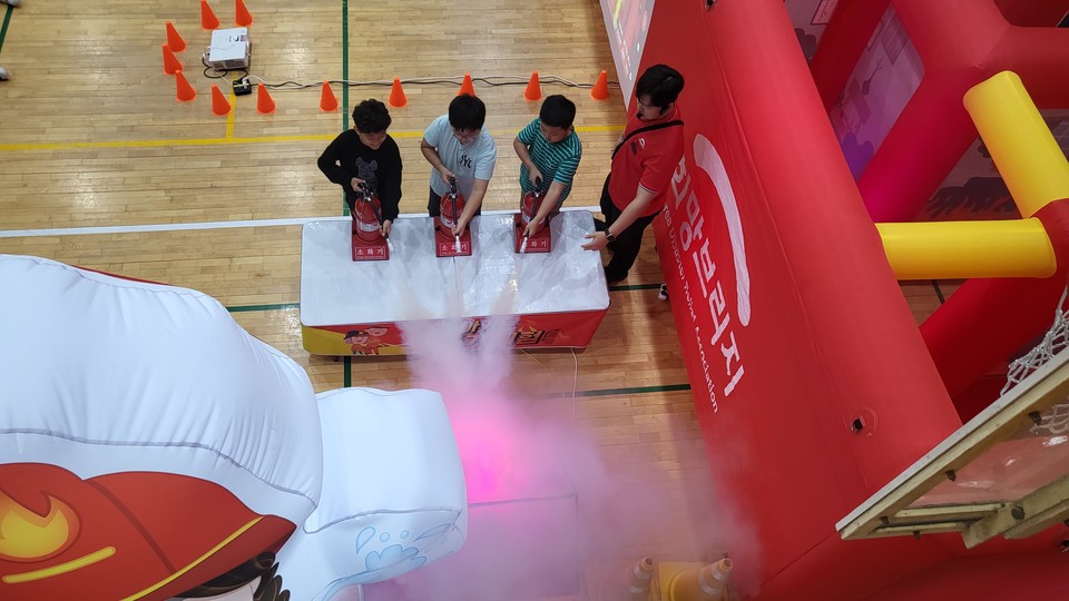 희망브리지의 찾아가는 재난안전교육 현장에서 아이들이 직접 소화기를 들고 화재 진압을 체험하고 있다. 사진=희망브리지