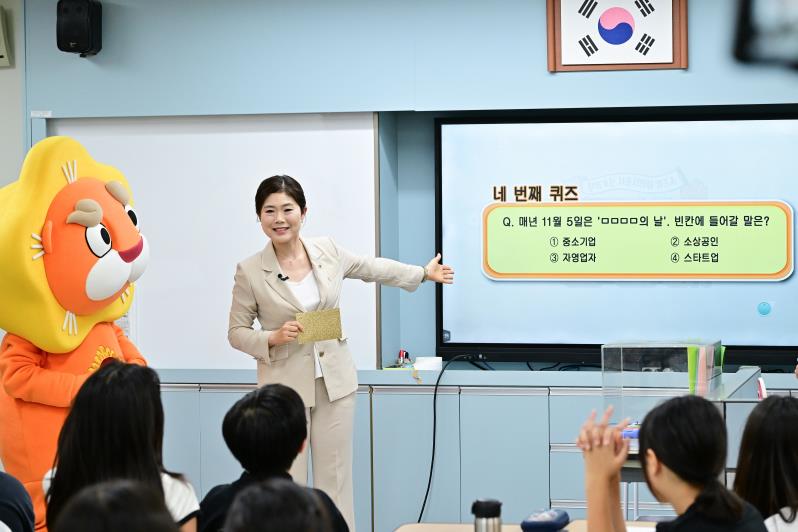 구미경 서울시의원 ‘EBS 찾아가는 서울시의회 퀴즈쇼 해통소통 탐험대’ 녹화에 출연해 성동구 숭신초등학교 학생들과 퀴즈를 풀이하고 있다. 사진=서울시의회