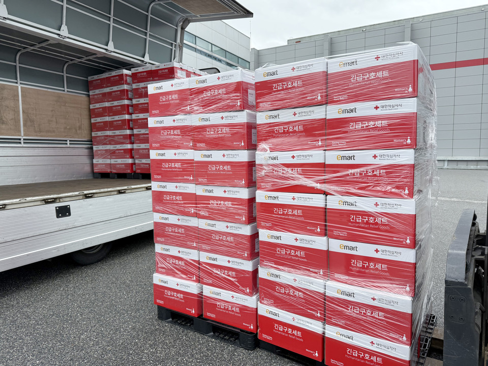 신세계그룹이 갑작스런 집중호우로 피해를 입은 지역의 빠른 복구가 이뤄질 수 있도록 성금 5억원을 지원한다고 21일 밝혔다. 이마트 긴급구호세트. 사진=신세계그룹