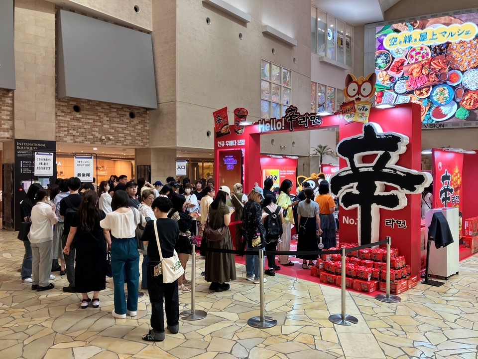 농심이 일본 오사카에 위치한 한큐 백화점 본점에서 오는 28일까지 ‘Hello! 辛라면’을 테마로 팝업스토어를 운영한다. 사진=농심