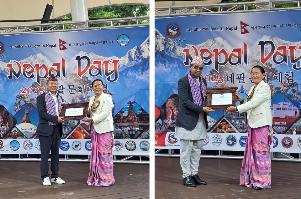 구릉헐커만 서울시관광협회 이사이자 에베레스트 대표(좌측)와 K.P 시토울라 서울시관광협회 대의원이자 네팔투어 대표가 각각 감사패를 받고 있다. 사진=서울시관광협회