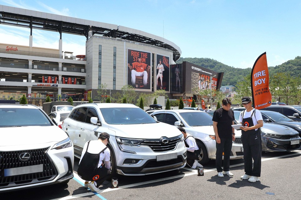 한국타이어가 월 28일부터 30일까지 전국 4개 주요 고속도로 휴게소에서 타이어 안전점검 캠페인을 진행한다 . 사진=한국타이어