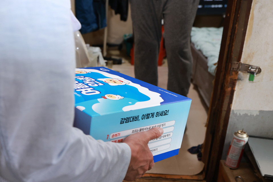 희망브리지 직원이 서울 중구 쪽방촌을 찾아 폭염·감염병 대응키트를 전달하고 있다. 사진=희망브리지 전국재해구호협회