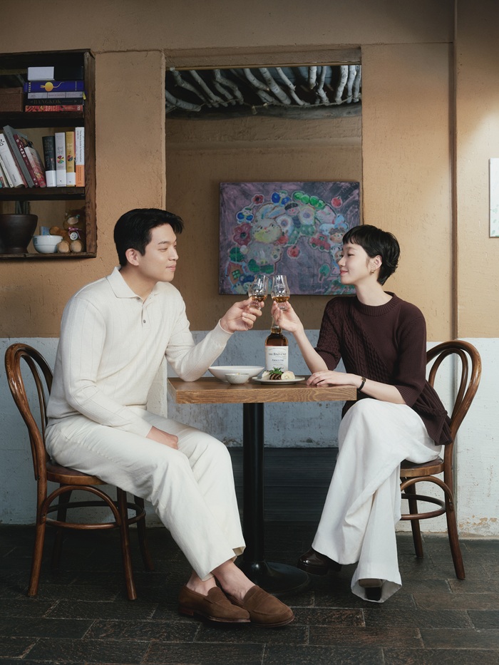 발베니 공식 뮤즈인 안성재 셰프(왼쪽), 김고은 배우. 사진=윌리엄그랜트앤선즈코리아