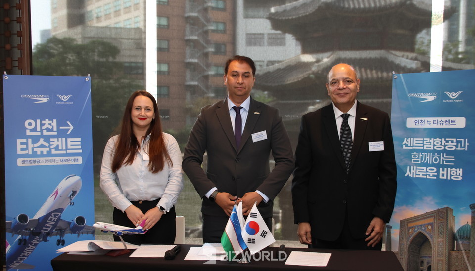 살라흐 카드리(Salah Kadri) 영업총괄 본부장(오른쪽부터0과 아디어미르자 칼미르자에브(Adilmirza Khalmirxaev) 영업전략이사, 안나 울라노바(Anna Ulanova) 센트럴항공 공급 채널 총괄이 기념 사진을 촬영하고 있다. 사진=손진석 기자