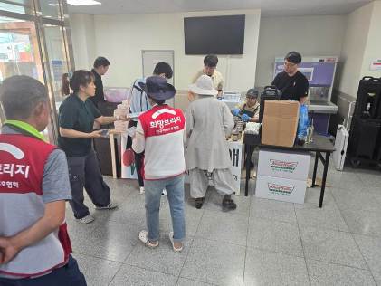 롯데GRS가 산청중학교에서 수해 피해 지역의 이재민에게 구호식품을 전달하고 있다. 사진=롯데GRS