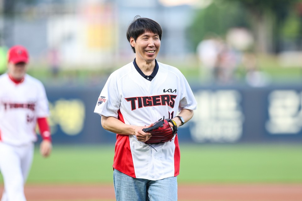 지난 24일 광주광역시 광주기아챔피언스필드에서 열린 KIA 타이거즈 경기의 시구자로 나선 ‘교촌치킨 운남1호점’의 조광훈 점주. 사진=교촌에프앤비㈜