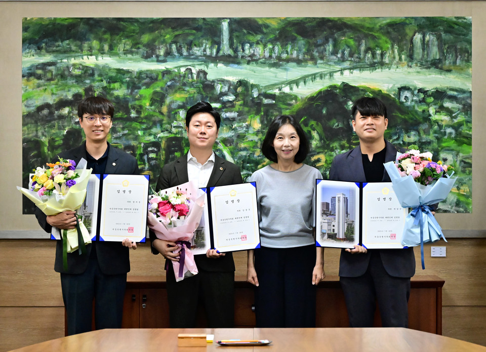 최호정 의장이 정지웅(왼쪽부터), 김경훈, 박강산 서울시의회 신임 대변인과 기념 사진을 촬영하고 있다. 사진=서울시의회