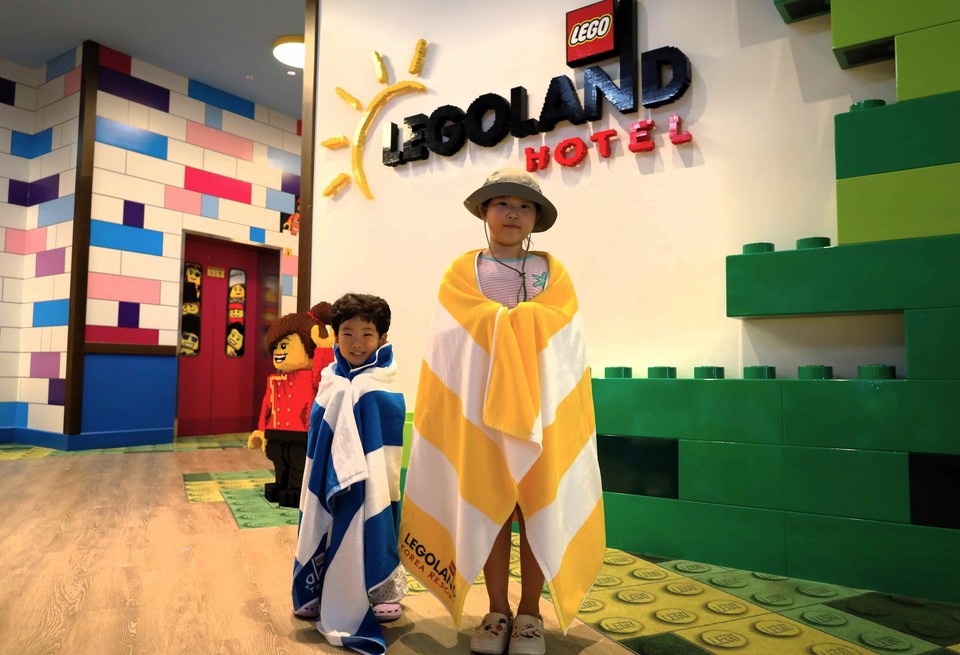‘오-썸머 호텔 패키지’ 이용 고객에게 레고랜드 호텔 한정판 비치타월이 제공된다. 사진=레고랜드 코리아
