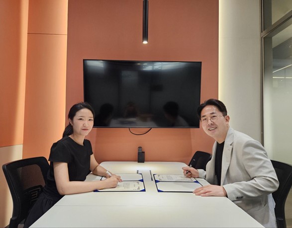 방혜선 ONDA 실장(왼쪽)과 프리아이디어 우종만 대표가 ESG 어메니티 공동 사업 업무협약 체결 기념 촬영을 하고 있다. 사진=ONDA
