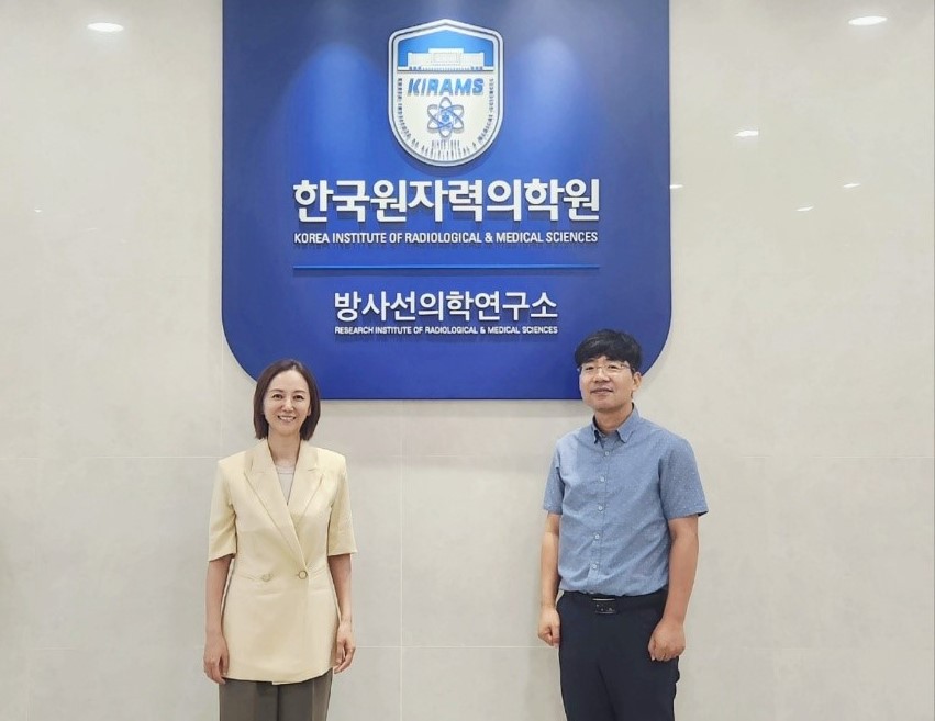 엔지켐생명과학과 한국원자력의학원(KIRAMS) 방사선의학연구소 측이 위장관계 급성방사선증후군(GI-ARS) 치료제 개발을 위한 공동연구협약을 체결한 후 기념촬영을 하고 있다. 사진=엔지켐생명과학