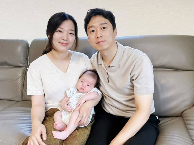 지난달 출산으로 1000만원의 ‘육아동행지원금’을 받은 원소라 아워홈 책임(왼쪽) 가족. 원 책임은 육아동행지원금을 받은 100번째 직원으로 기록 됐다. 사진=아워홈