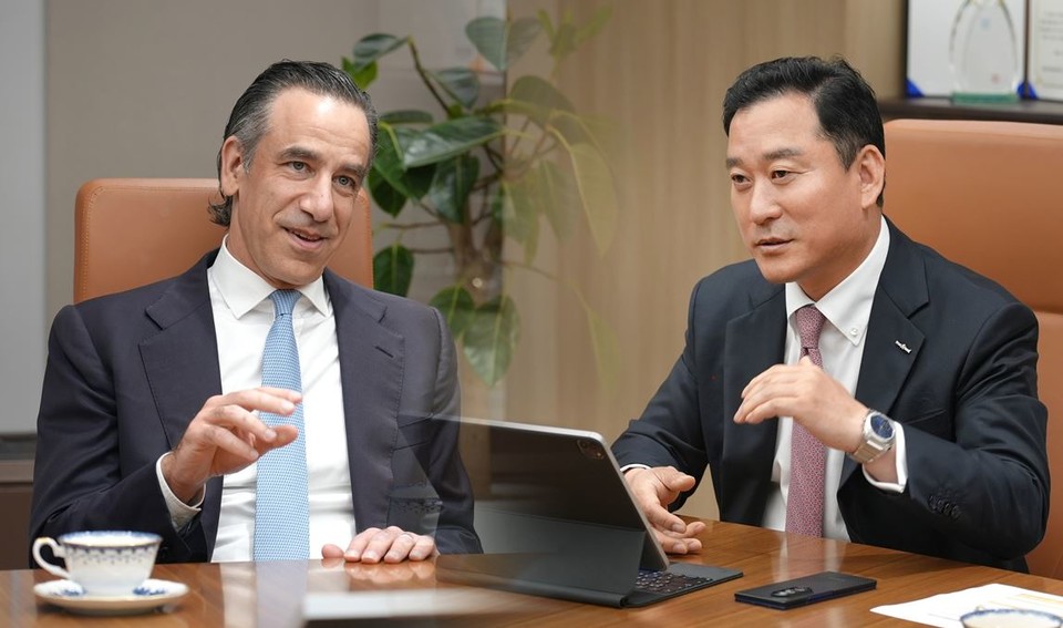 지난 29일 한국투자증권 본사에서 김성환 사장(오른쪽)과 뮤지니치앤코(Muzinich & Co)의 저스틴 뮤지니치사장이 글로벌 투자 다변화 및 경쟁력 강화를 위한 협업을 논의하고 있다. 사진=한국투자증권