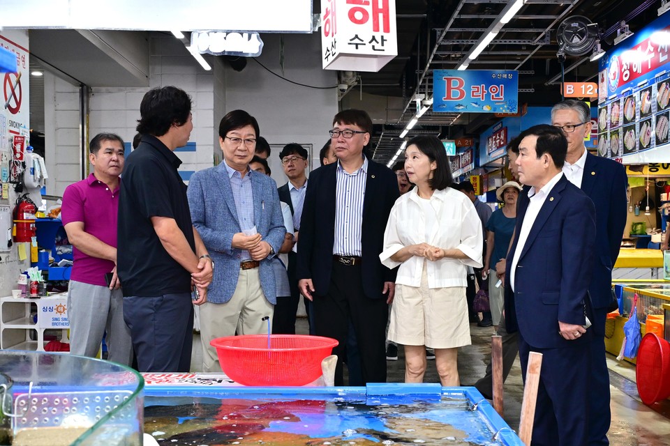 최호정 서울시의회 의장이 가락시장 내 수산동 현장 점검 중 상인과 대화하고 있다. 사진=서울시의회