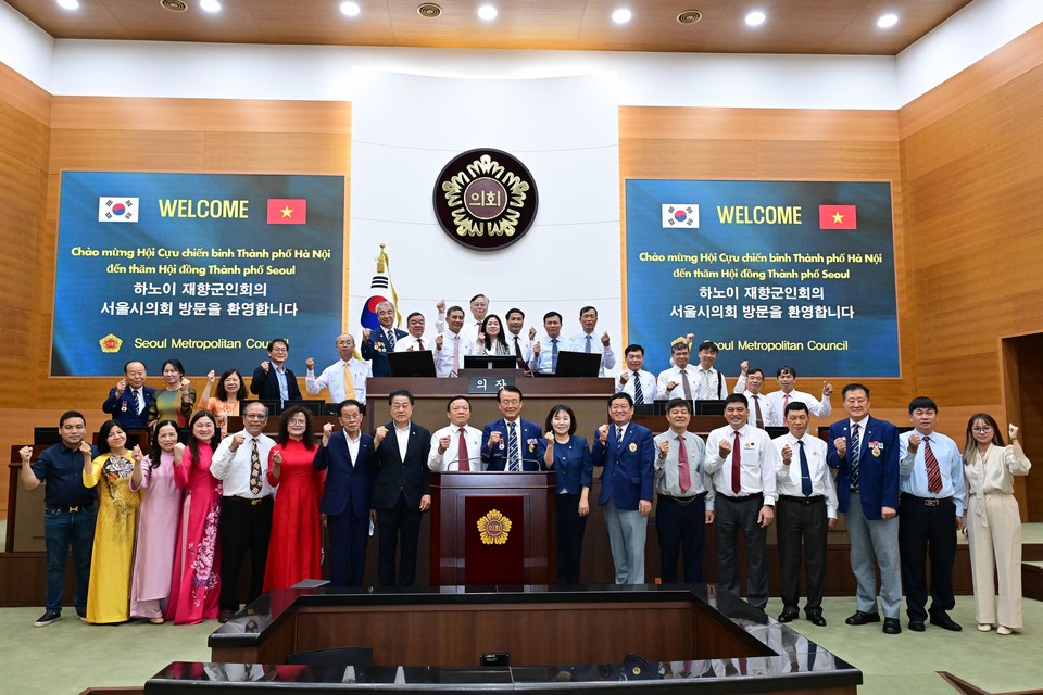 사서울특별시의회 운영위원회가 진행한 베트남 하노이시 재향군인회 및 서울시 재향군인회 초청 환담 행사 진행 후 단체 사진을 촬영하고 있다. 사진=서울시의회