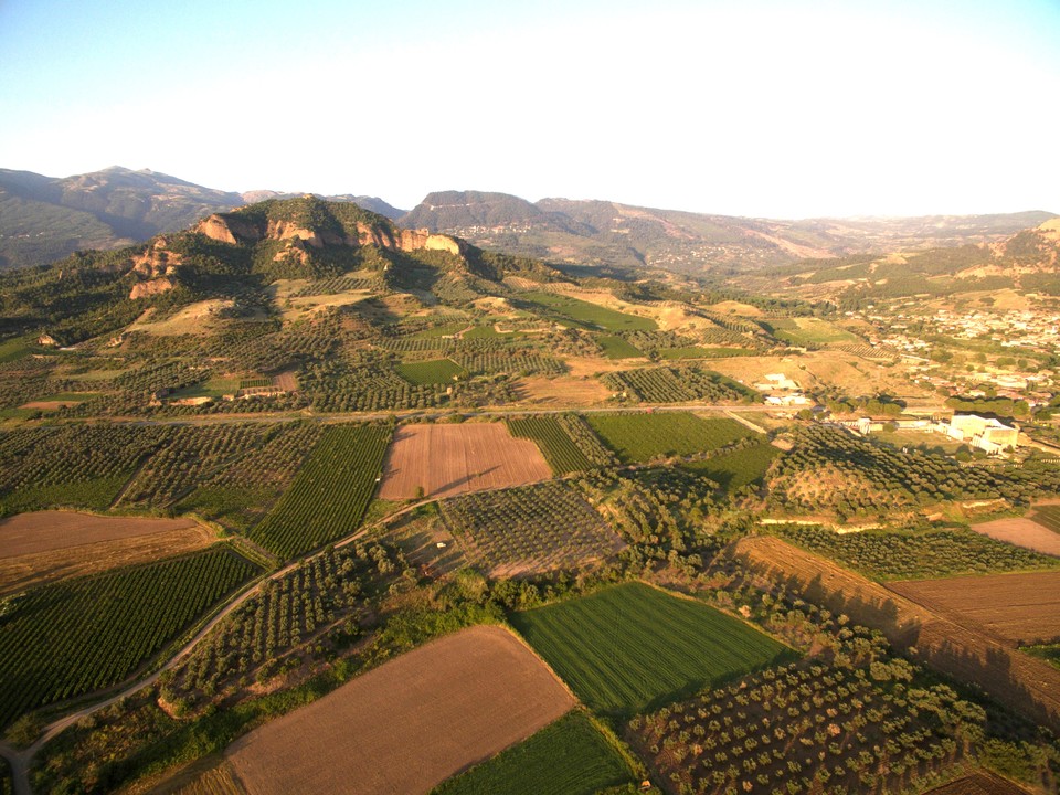 사르디스 유적 전경과 아크로폴리스 지대. 사진=튀르키예 문화관광부