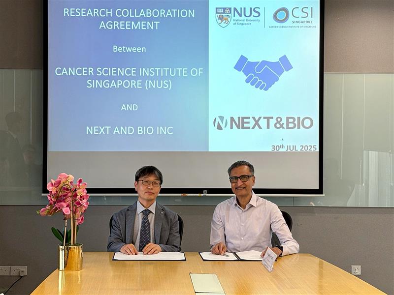 박상욱 넥스트앤바이오 대표이사(왼쪽)와 아쇼크 벤키타라만 교수가 