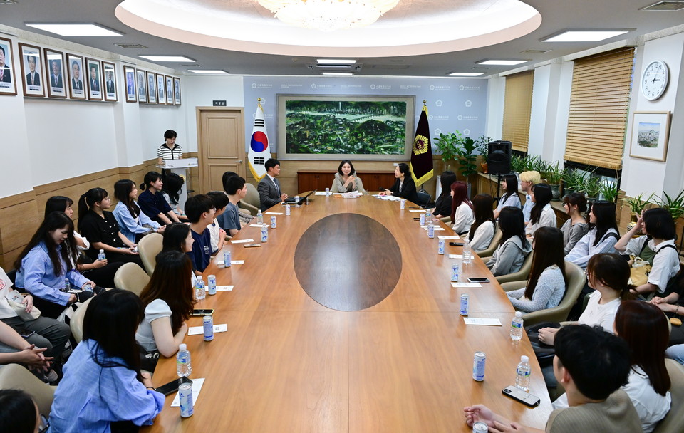 최호정 서울시의회 의장이 대만 정치대학교 어학 연수단과 간담회를 진행하고 있다. 사진=서울시의회