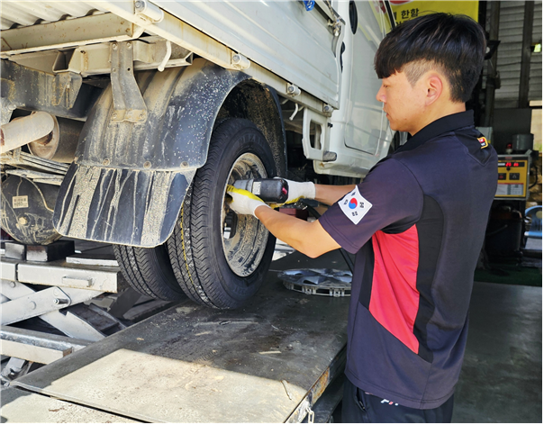 타이어 유통 전문기업 ‘타이어뱅크㈜(회장 김정규)’가 화물차 운전자의 안전 운전을 위해 특별 점검 기간을 운영한다고 3일 밝혔다. 화물차 타이어 점검 사진. 사진=타이어뱅크