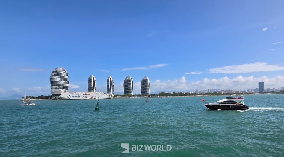 요트 투어에서 만날 수 있는 봉황도와 싼야시 전경. 사진=손진석 기자