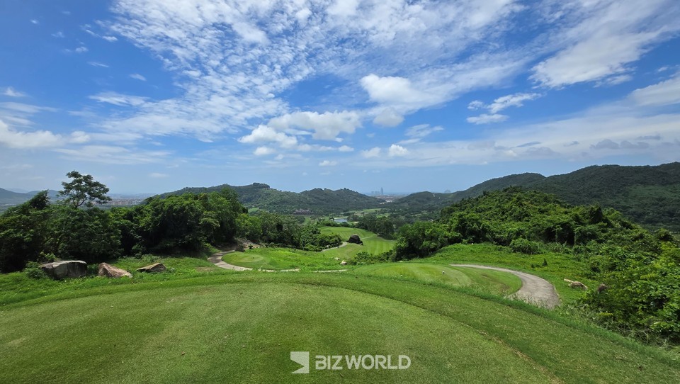 신천 골프장 신우 코스 중 가장 고도가 높은 곳에서 멀리 아틀란티스 호텔이 보인다. 사진-손진석 기자 (2)