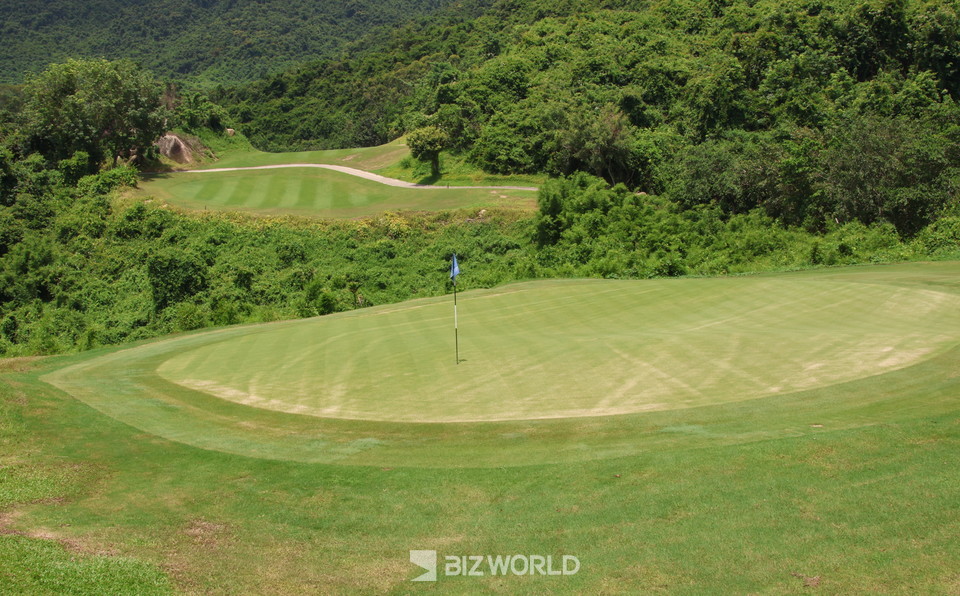 건너편 언덕에서 홀컵으로 계곡을 넘겨 공을 보내야 한다. 사진=손진석 기자