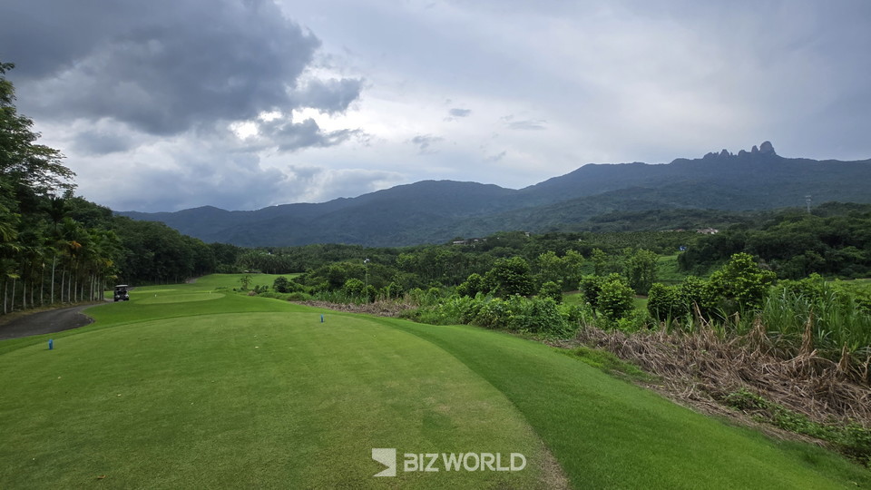멀리 칠선령이 보이는 후반 코스. 사진=손진석 기자