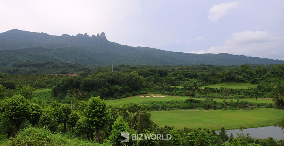 멀리 칠선령이 보이는 후반 코스. 사진=손진석 기자