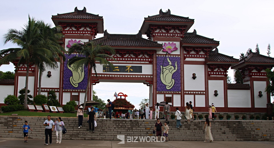 남산사와 해수관음상으로 가기위해 거쳐야 하는 불이문. 사진=손진석 기자