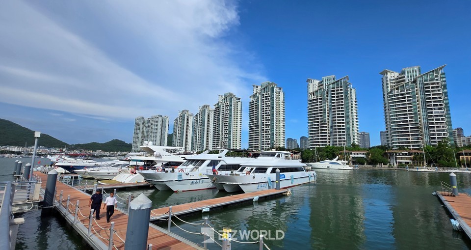 싼야 요트 마리나에 정박중인 요트들. 사진=손진석 기자