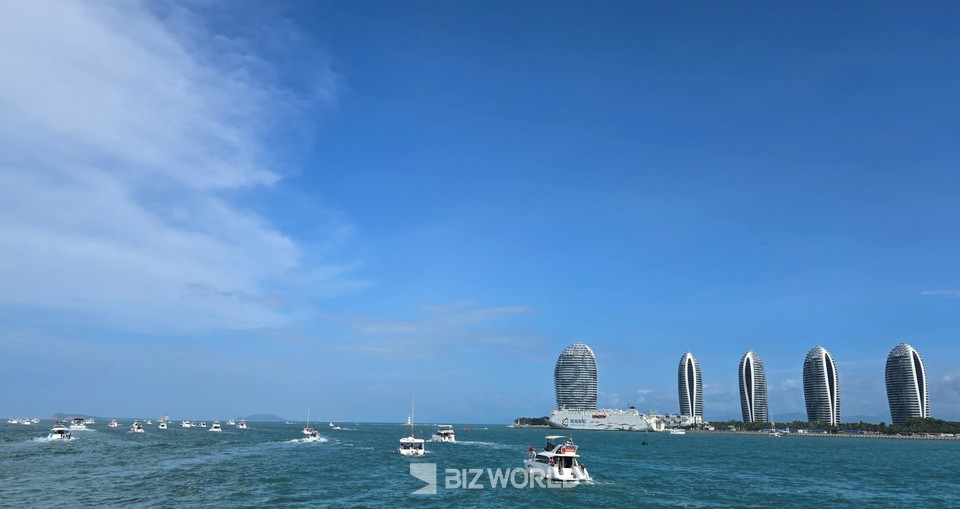 많은 관광객들이 요트 투어를 나서고 있다. 사진=손진석 기자